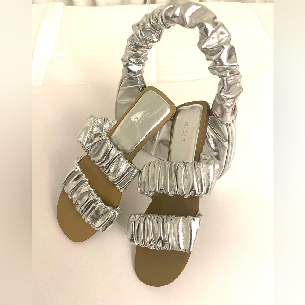 Preloved Silver Double Band Ruffle Sandals. - Picture 3 of 5